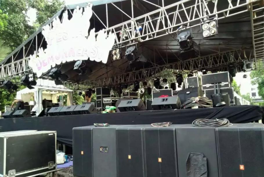 sewa peralatan panggung profesional